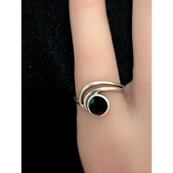Vintage 925 Sterling Silver Round Bezel Set Black Stone Swirl Ring Size 5 - Picture 1 of 7